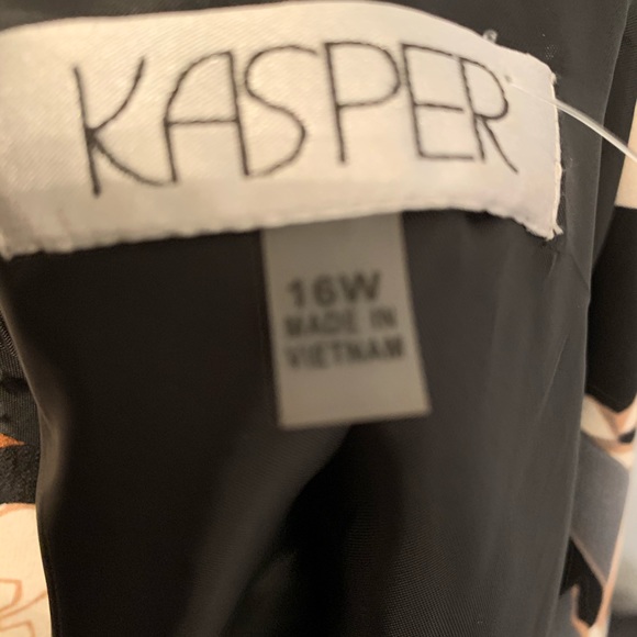 Neutral floral blazer. - Picture 2 of 2